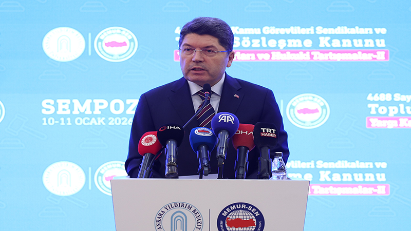 Bakan Tunç, Bayrak olayına ilişkin gözaltı sayısını açıkladı