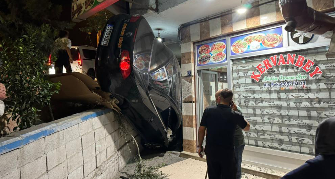 Birecik’te otomobil lokantanın bahçesine uçtu