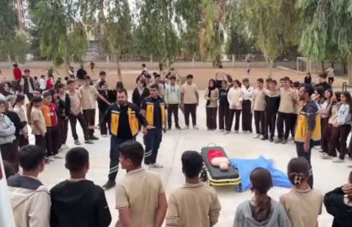 Mezun olduğu okulda hayat kurtarma dersi verdi