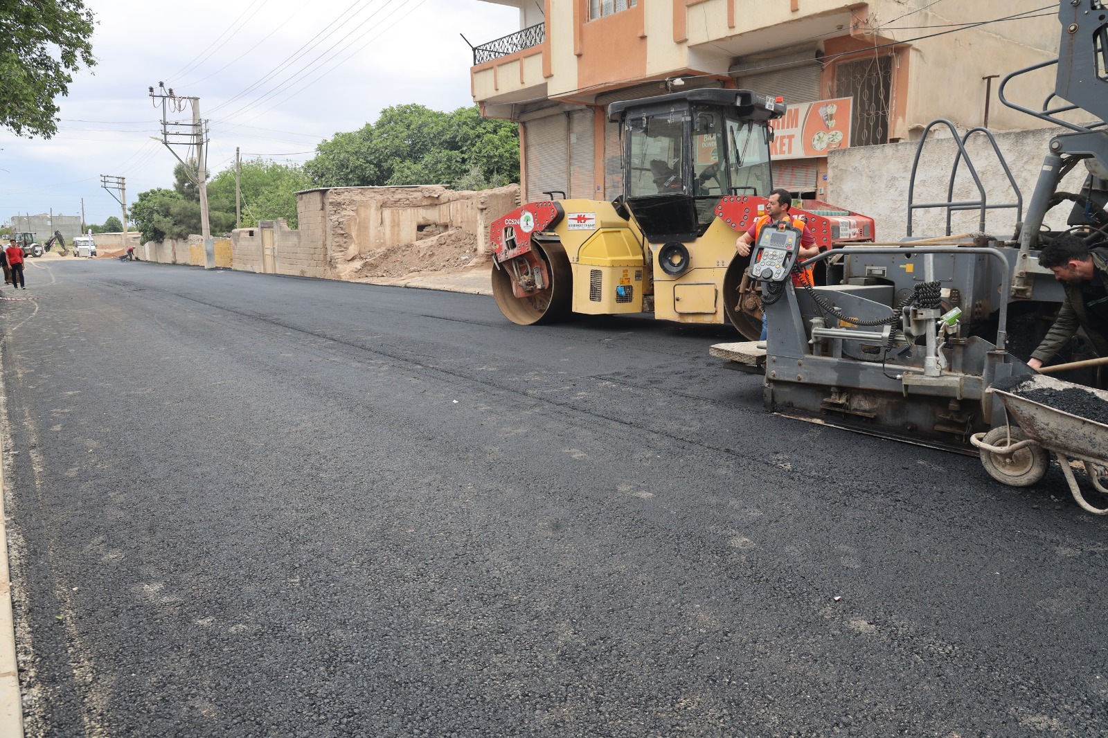 Suruç’ta remil yolu sıcak asfaltla yenilendi