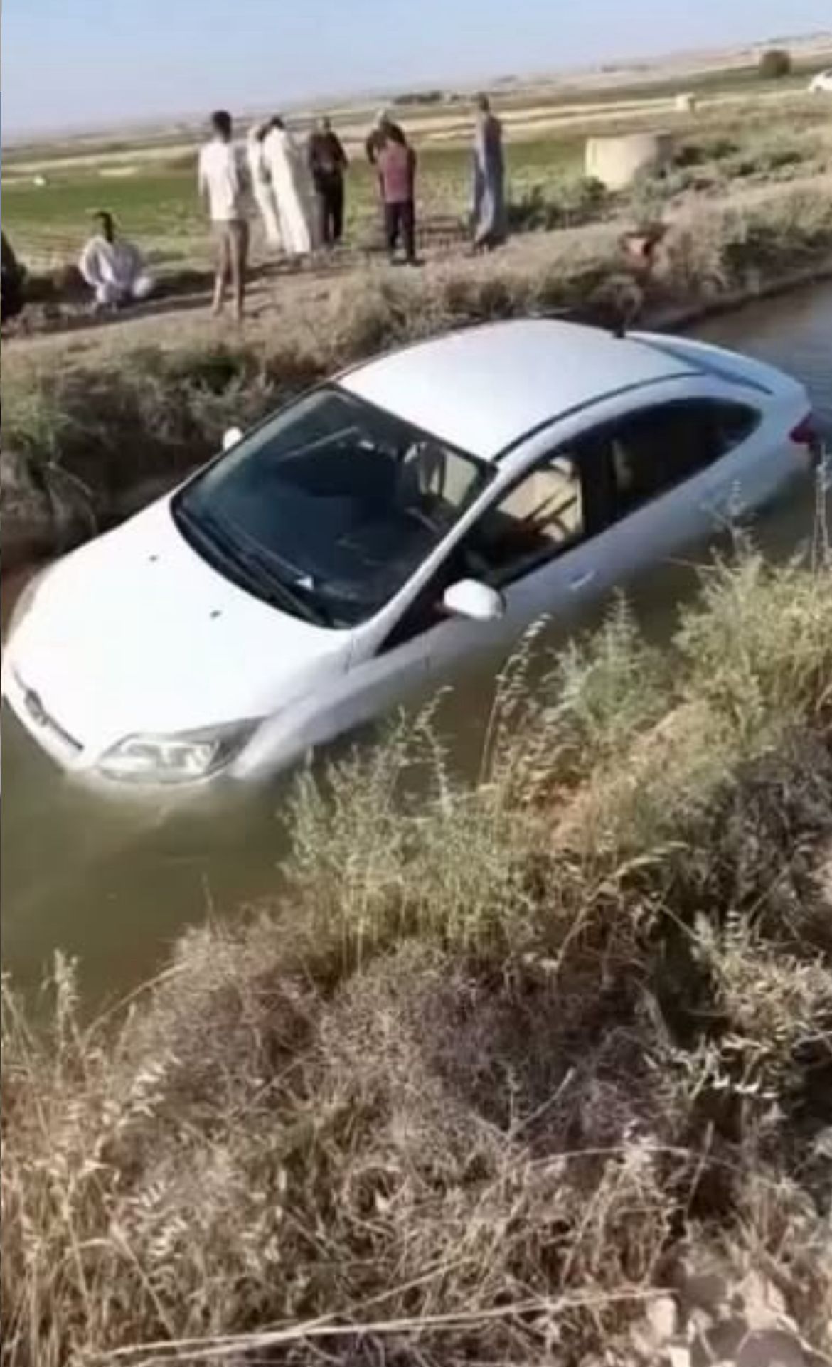 Akçakale’de Otomobil Sulama Kanalına Düştü