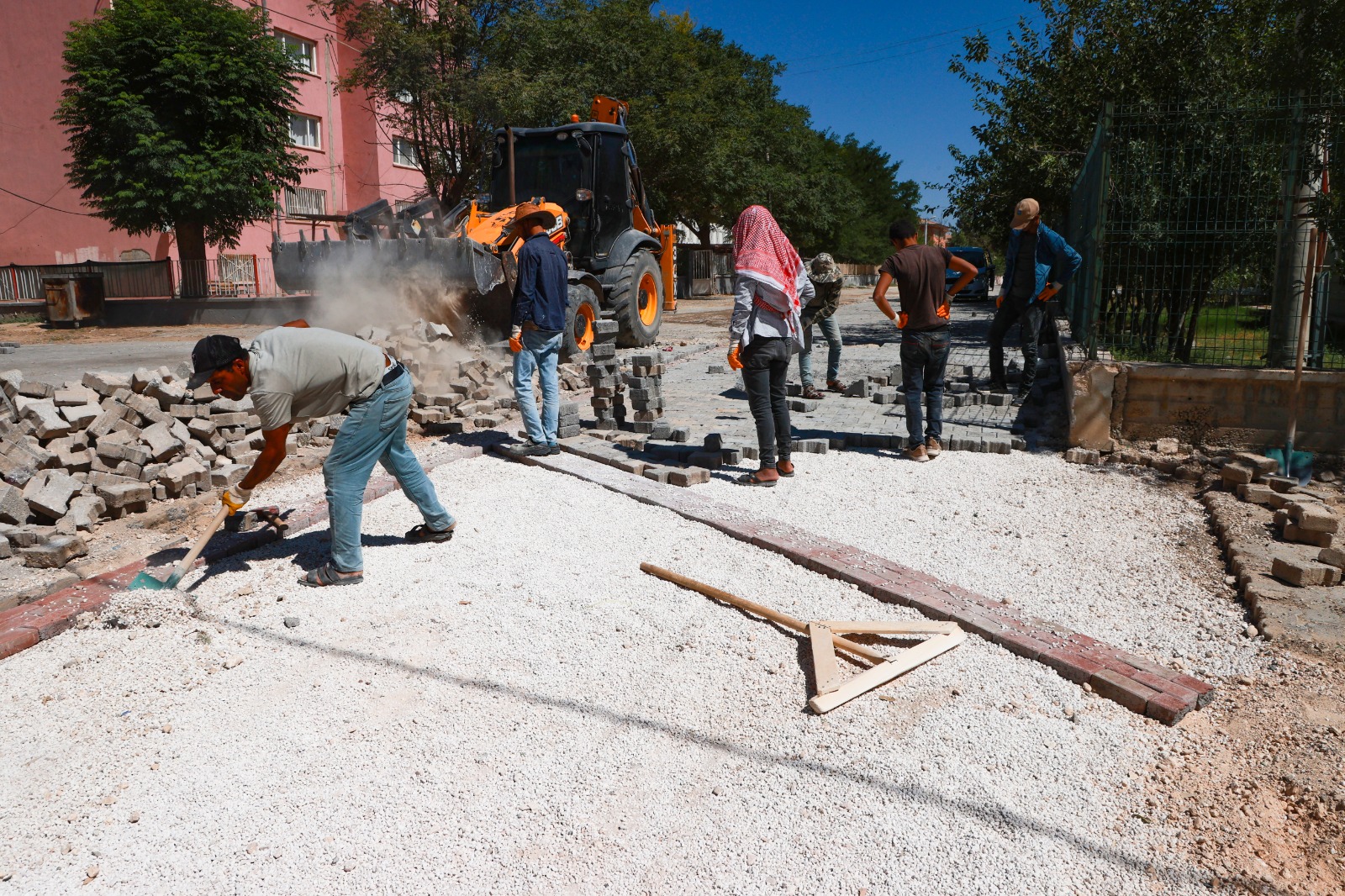 Harran'da Kilitli Parke Taşı Çalışmaları Sürüyor