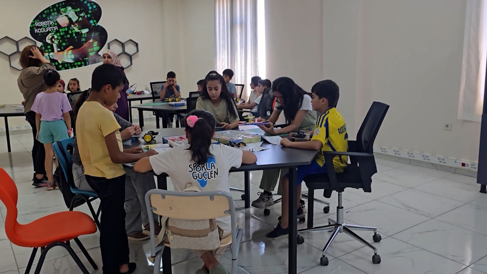 Eyyübiyeli Çocuklar Robotik Kodlama Öğreniyor
