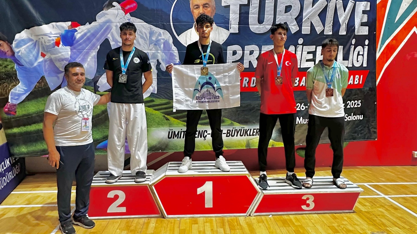 Başkan Kuş, Türkiye Şampiyonu Karateciyi Tebrik Etti