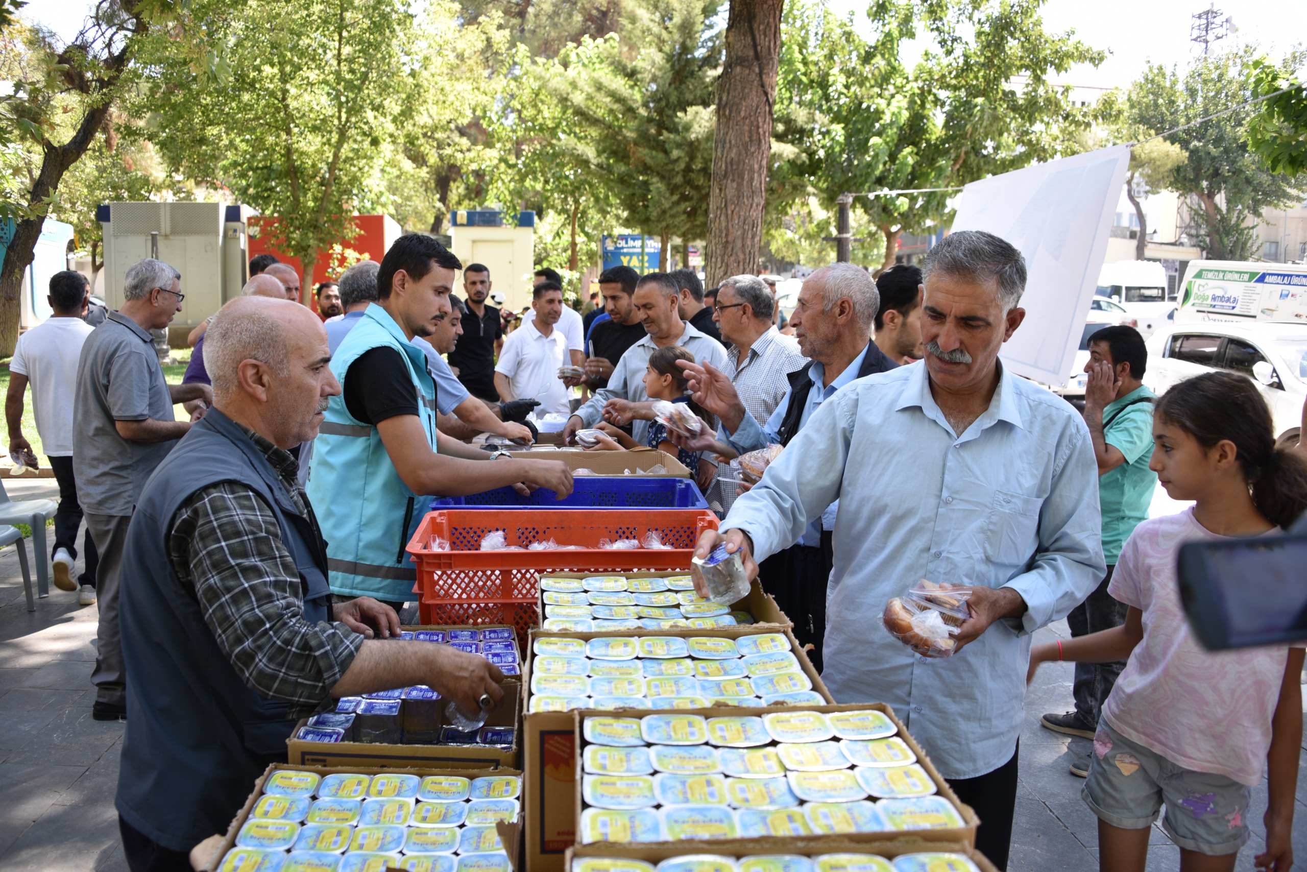 Siverek’te Biletçi Ezo Dayı’nın Anısına Helva Dağıtıldı