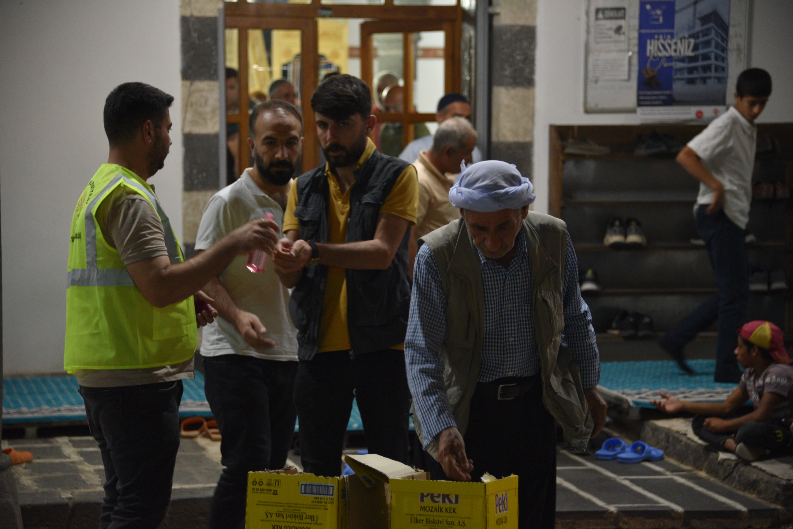 Siverek'te cami cemaatine gül suyu ve lokum ikram edildi