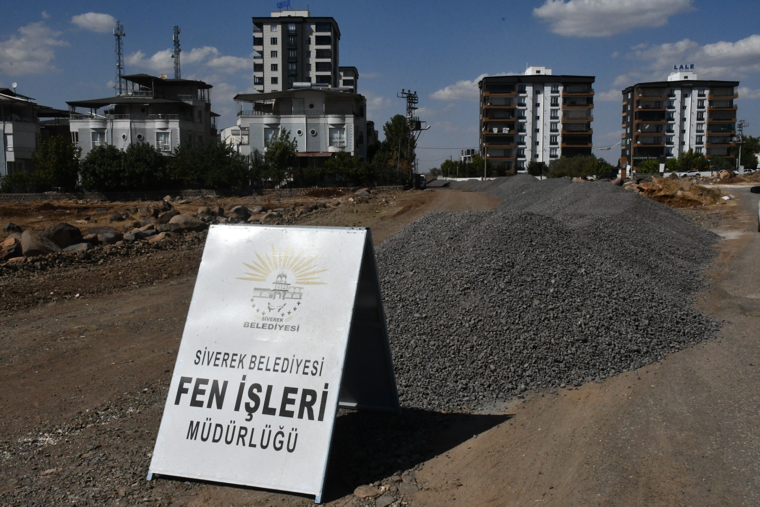Siverek’te yeni yerleşim alanlarında yol çalışmaları sürüyor
