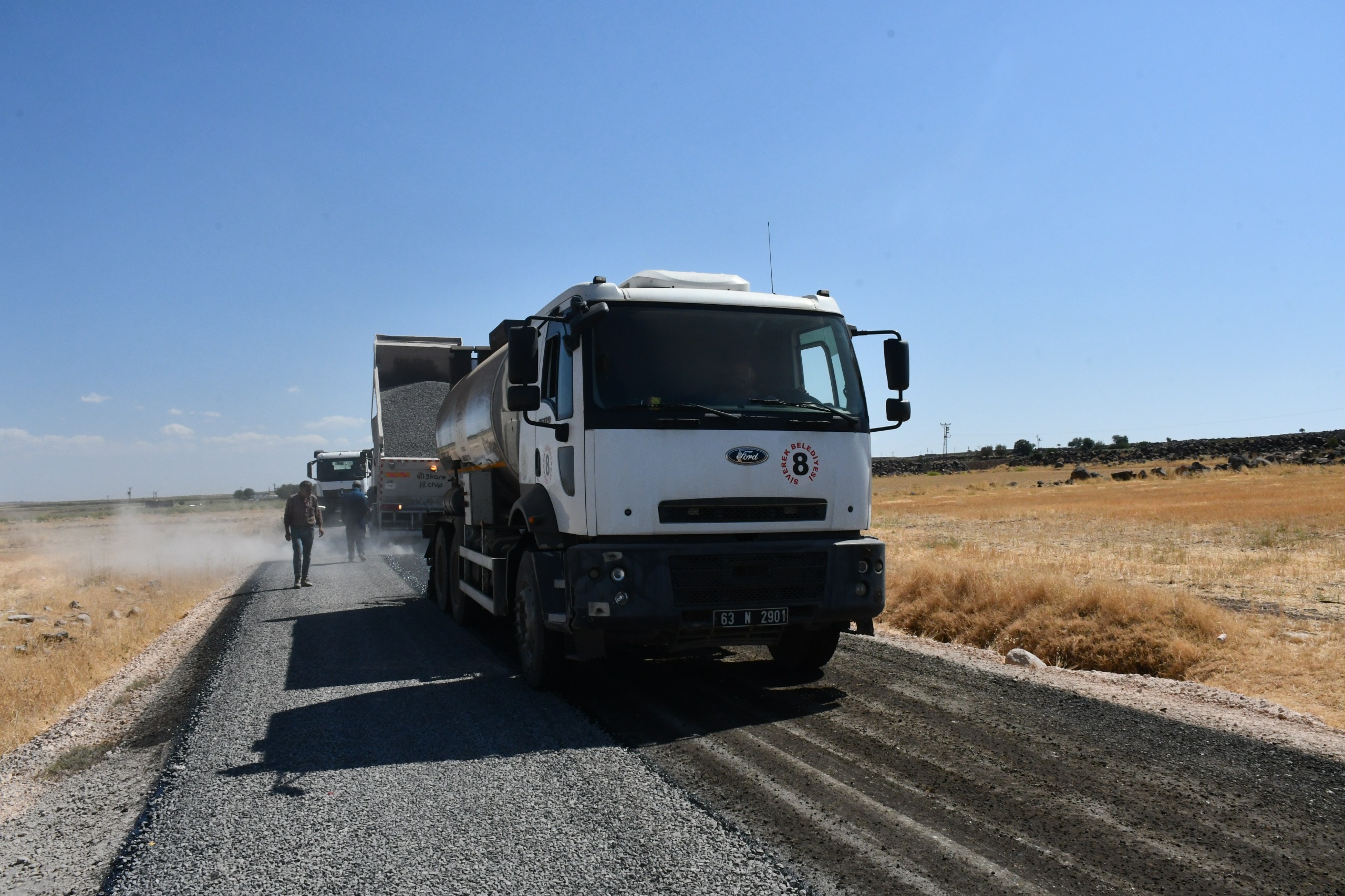 Siverek Kırsalında Sathi Asfalt Çalışmaları Devam Ediyor