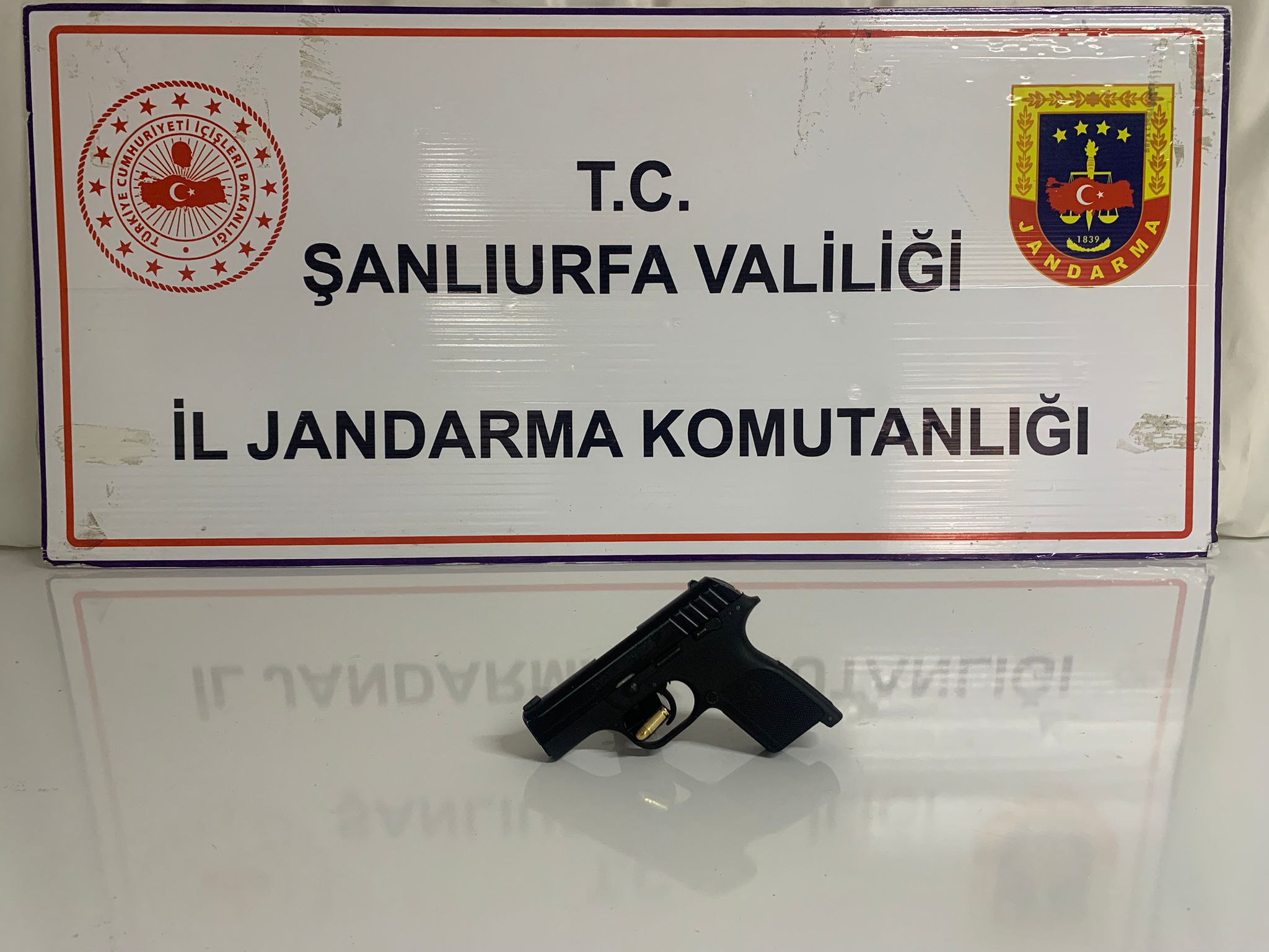 Siverek’te şüpheli şahsın üzerinde ruhsatsız tabanca ele geçirildi