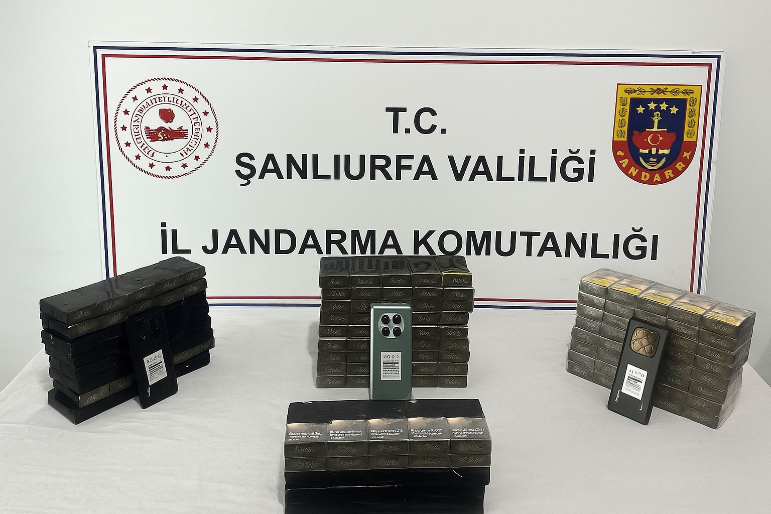 Viranşehir ve Ceylanpınar’da Kaçak Sigara ve Çay Ele Geçirildi