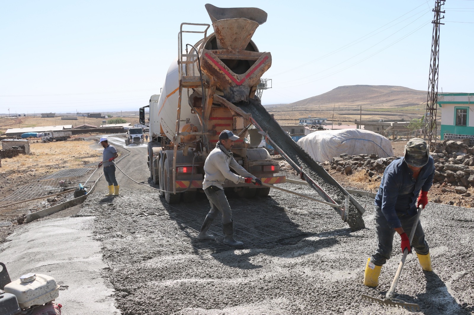 Siverek’te 12 Kilometrelik Beton Yol Yapımına Başladı
