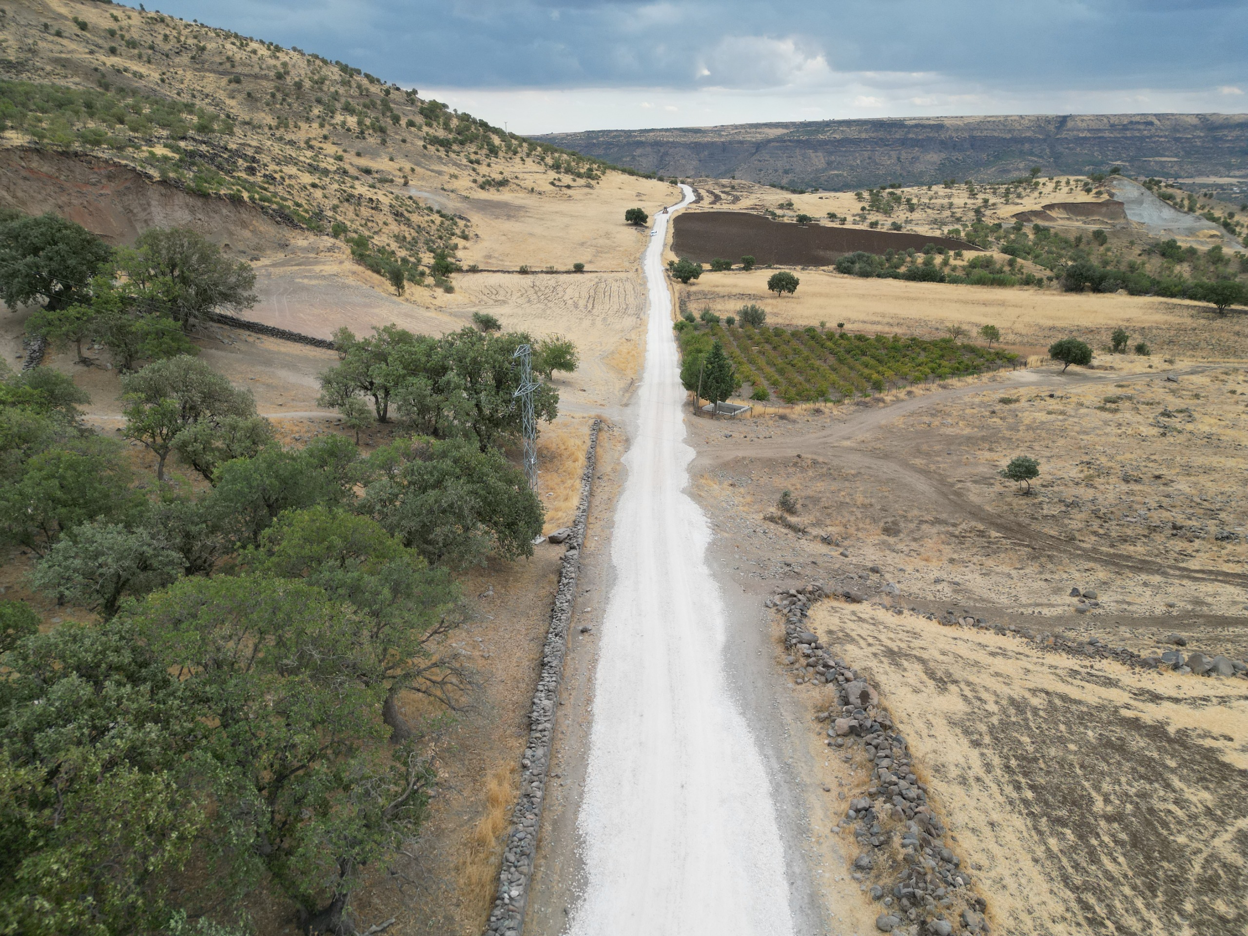 Siverek Belediyesi kırsalda yol yapım çalışmalarını sürdürüyor
