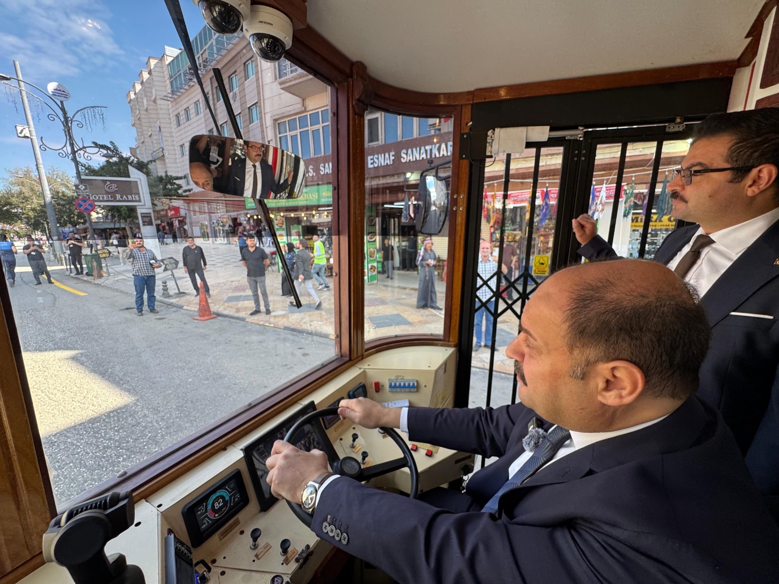 Divanyolu Trafiğe Kapatıldı, Nostaljik Tramvay Hizmete Girdi