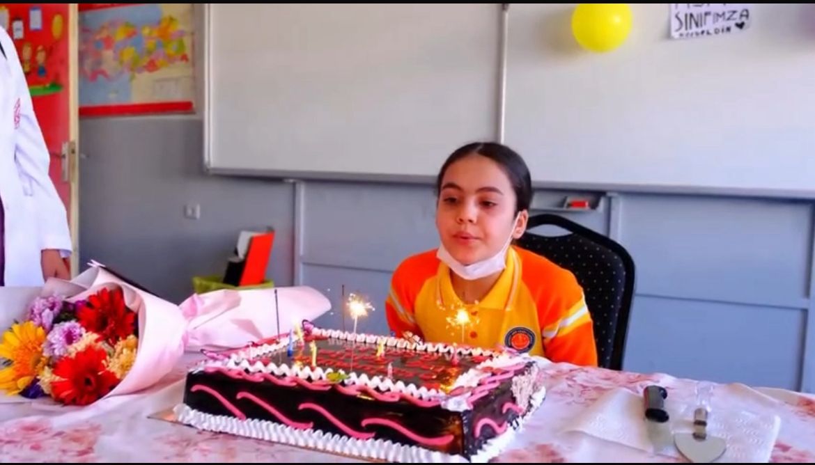 Lösemiyi Yenen Asmin, Okuluna Gözyaşlarıyla Döndü
