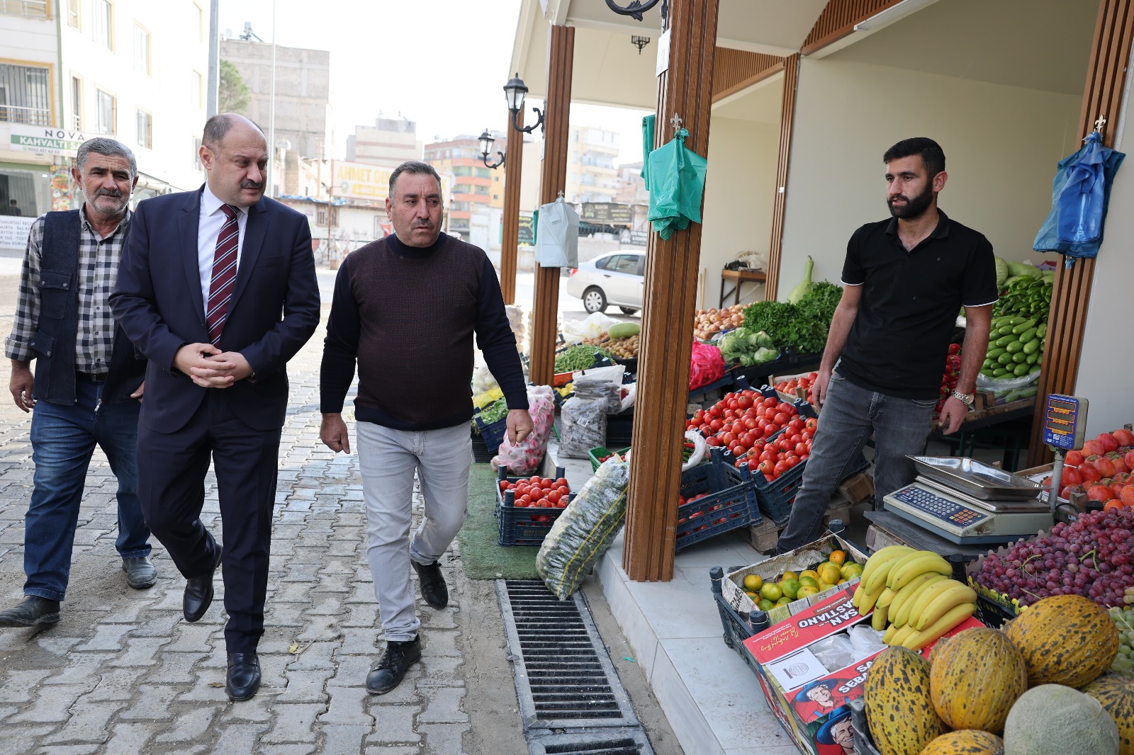 Başkan Gülpınar, Yenilenen Pazar Yerinde Esnafla Buluştu