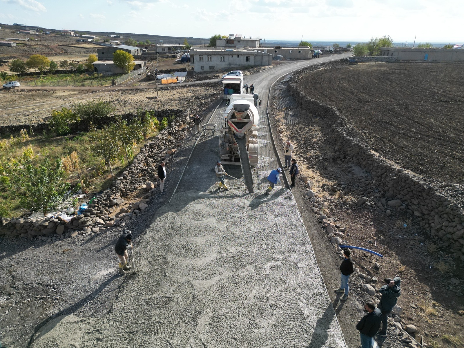 Büyükşehir, Siverek Kırsalında Beton Yol Çalışmalarını Sürdürüyor