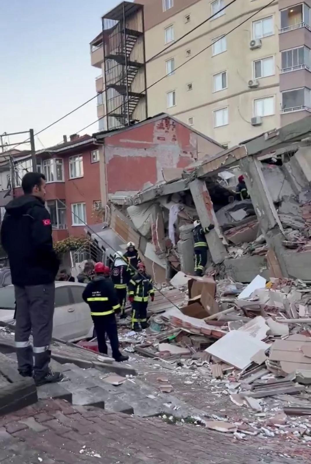 Kocaeli’de 6 katlı bina çöktü, kurtarma çalışmaları başlatıldı