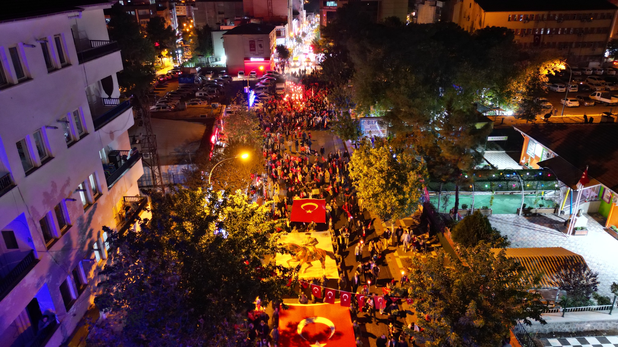 Siverek’te 29 Ekim Coşkusu: Fener Alayı Yürüyüşü Düzenlendi