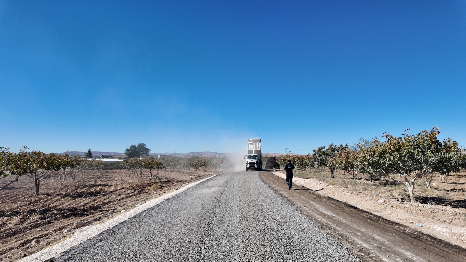 Büyükşehir Belediyesi, Birecik’te Kırsal Yol Atağını Sürdürüyor
