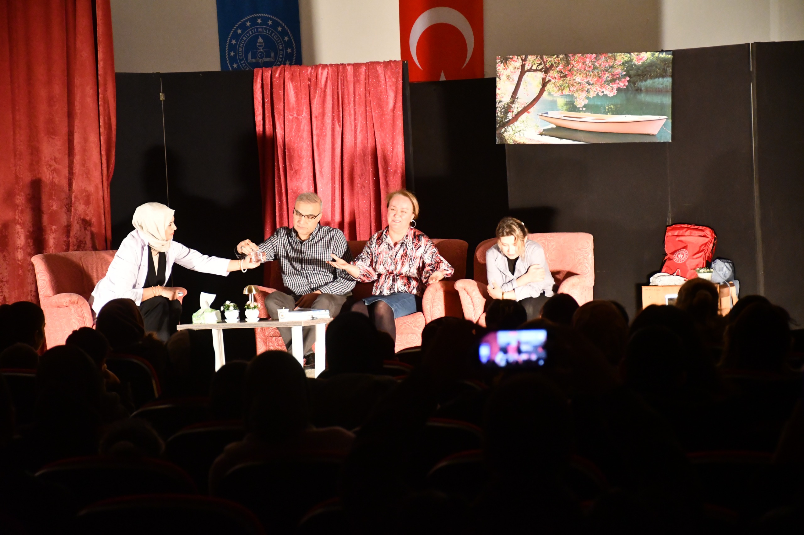 Siverek’te “Sessiz Çığlık” tiyatro oyunu izleyicilerden yoğun ilgi gördü