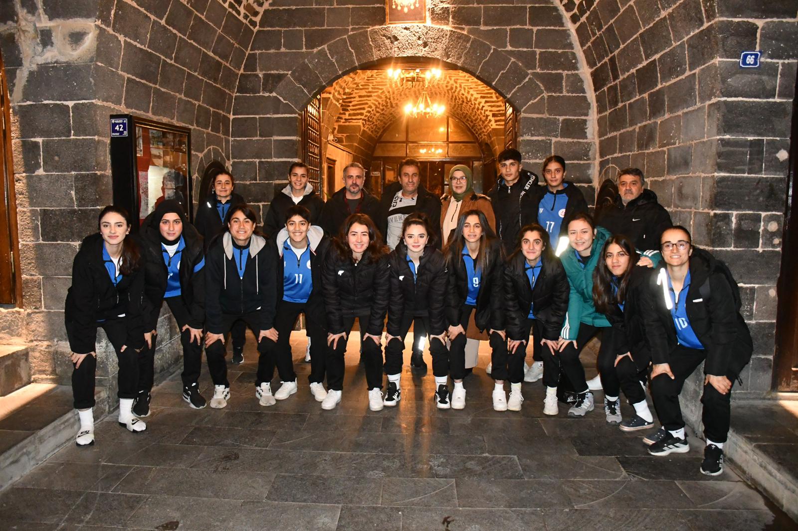 Siverek Belediyesi'nden Ağrı Kadın Futbol Takımı'na anlamlı destek