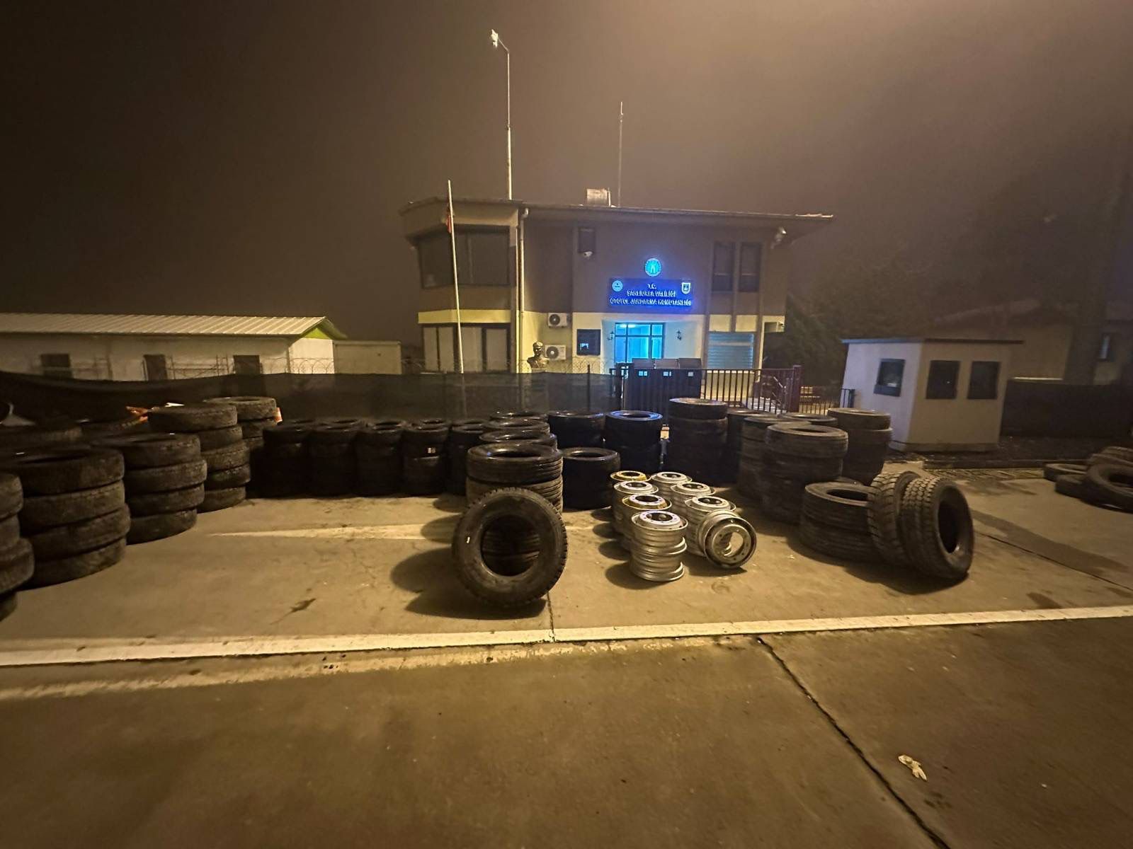 Şanlıurfa’da 2 Milyon TL Değerinde Kaçak Kamyon Lastiği Ele Geçirildi