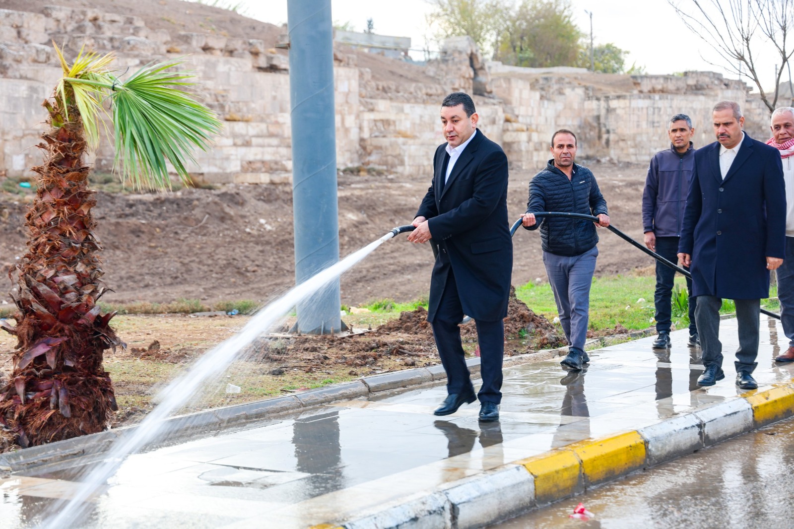 Başkan Özyavuz Hortumu Eline Aldı Sokakları Yıkadı