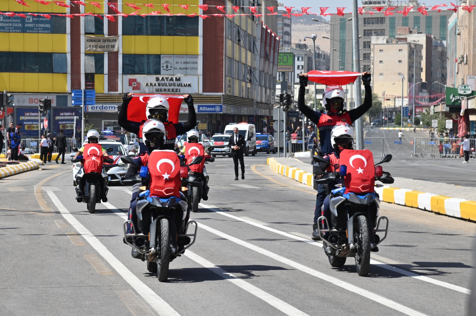 30 Ağustos Zafer Bayramı kutlamaları tüm ülkede çelenk sunumu ile başladı