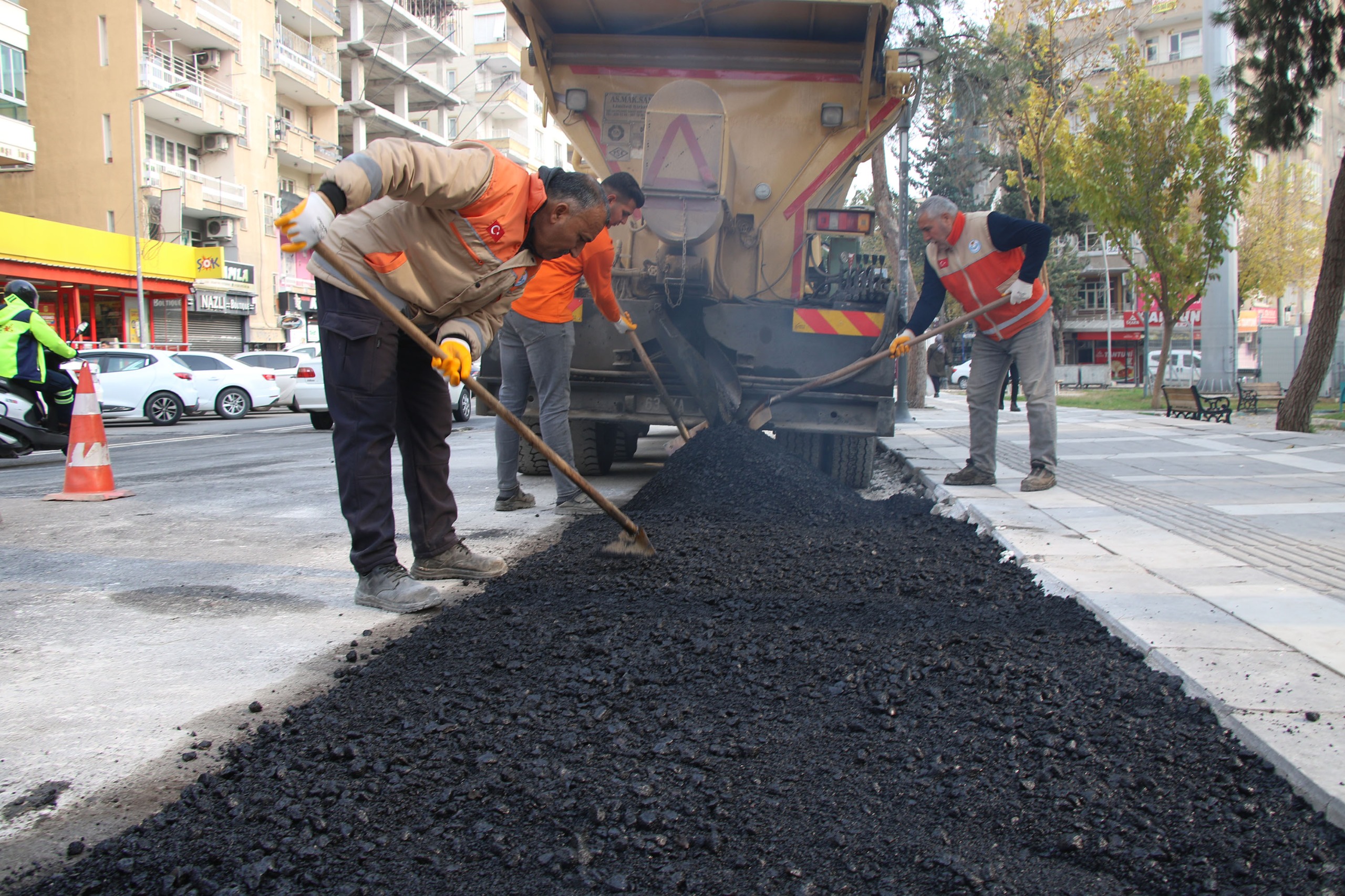 Haliliye’de ekipler sahada, yollar yenileniyor