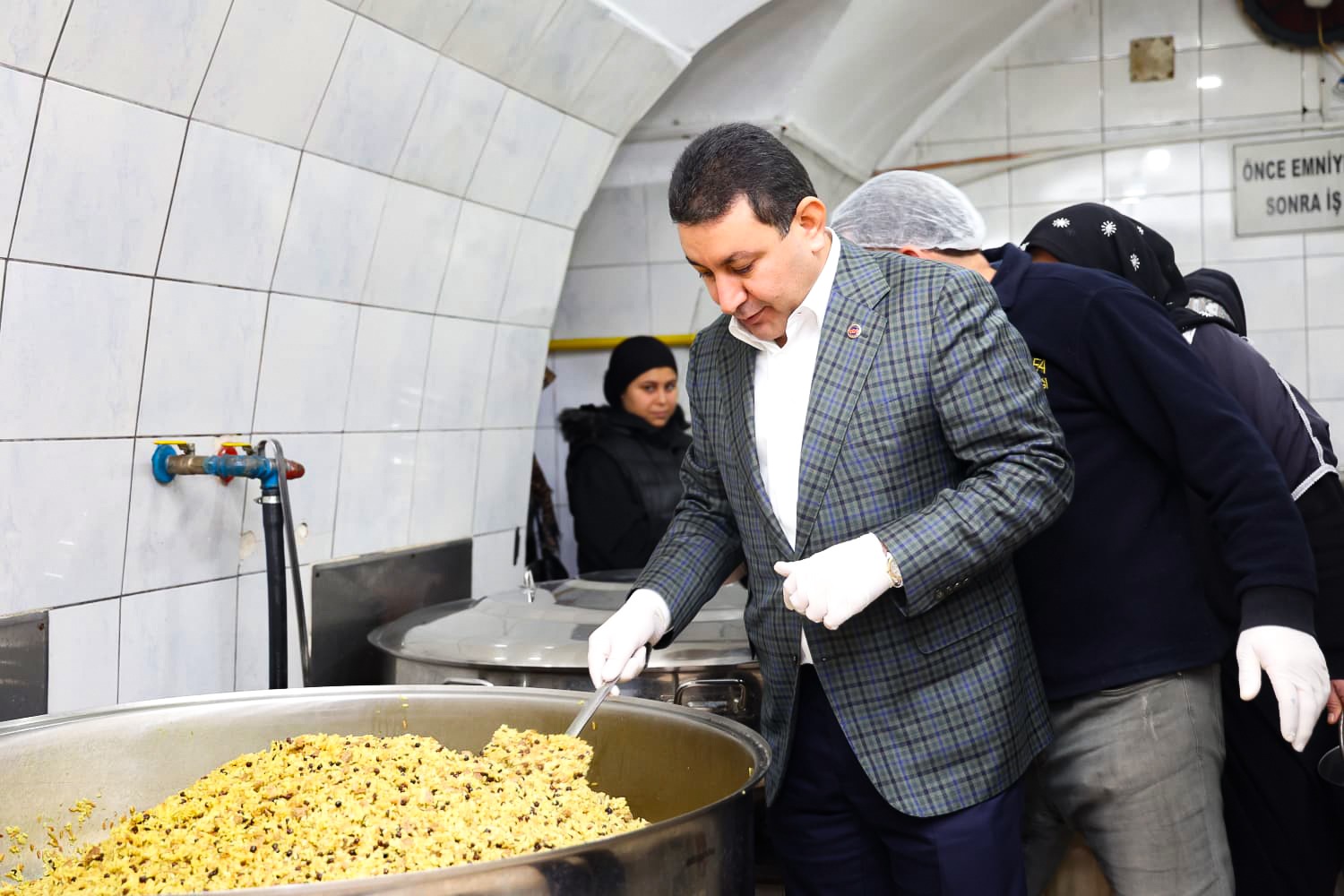 Başkan Özyavuz Aşevinde İhtiyaç Sahiplerine Yemek Dağıttı