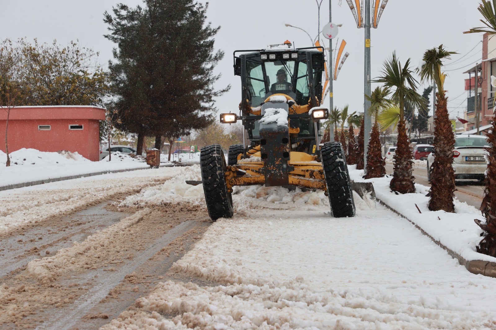Harran'da Kar Yağışı Etkili Oldu: Belediye Ekipleri Yolları Açtı
