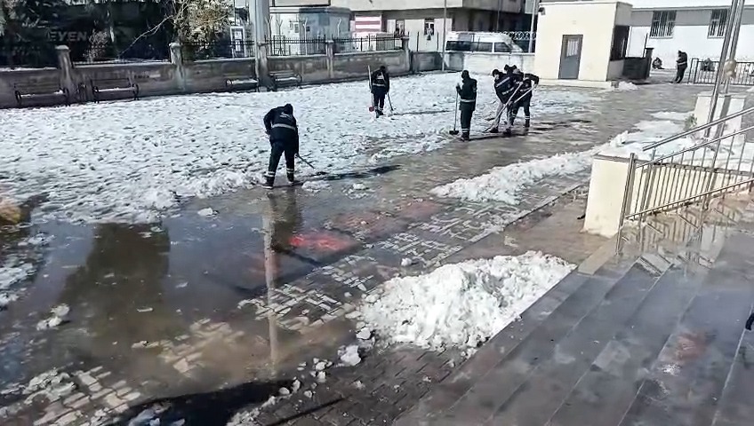 Eyyübiye Okulları Kar ve Buzdan Temizleniyor