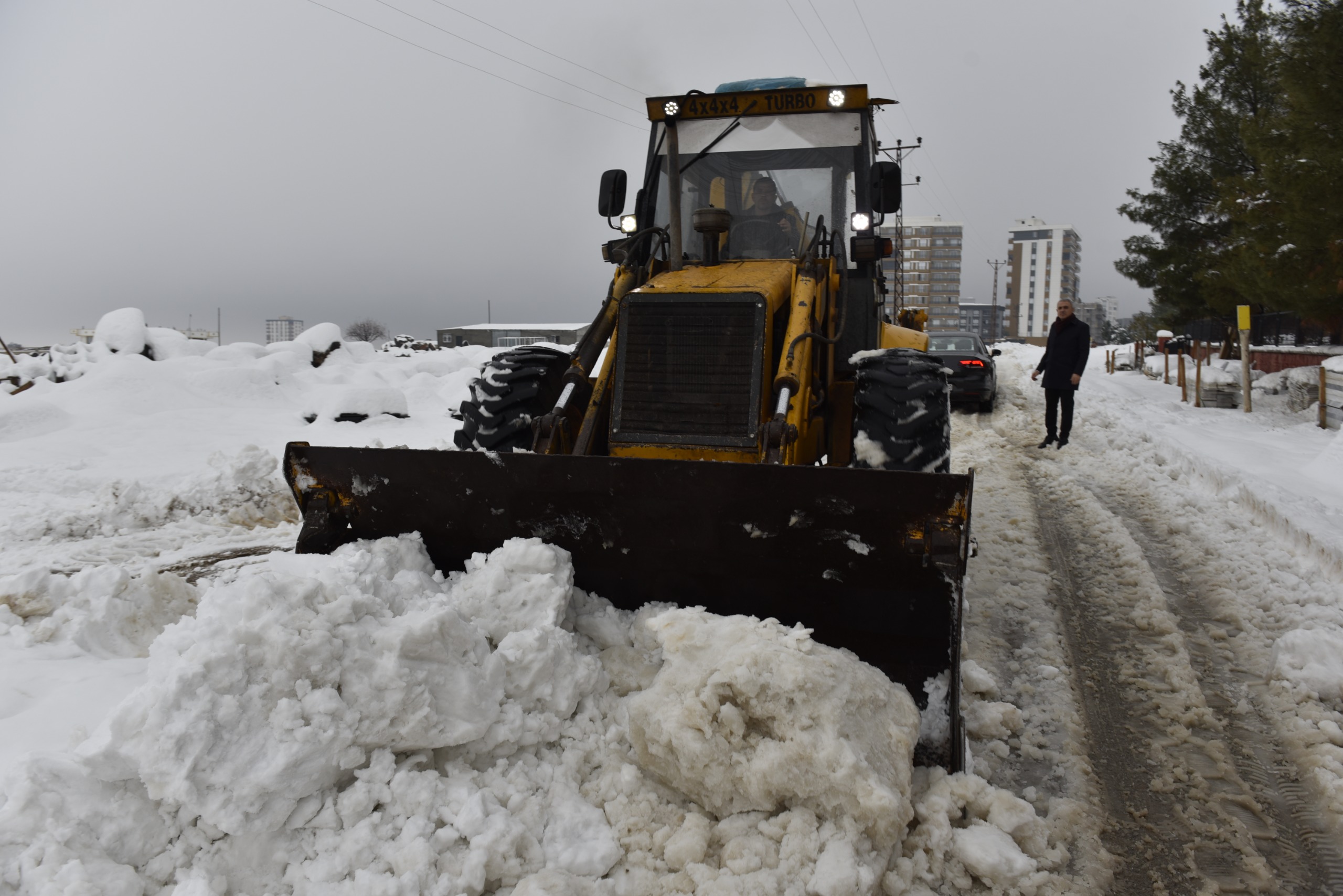 Karla Kapanan Kırsal Mahallede Diyaliz Hastasını Belediye Ekipleri Kurtardı