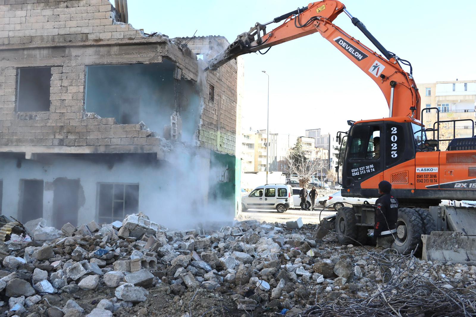Büyükşehir, 25 Metrelik Yol Projesi İçin 59 Bağımsız Yapının Yıkımını Tamamladı