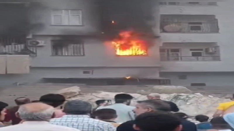 Şanlıurfa'da yangın paniği: Alev alev yanan daire küle döndü