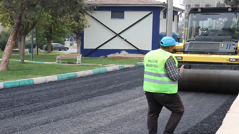 Haliliye’deki mahallede asfalt çalışması