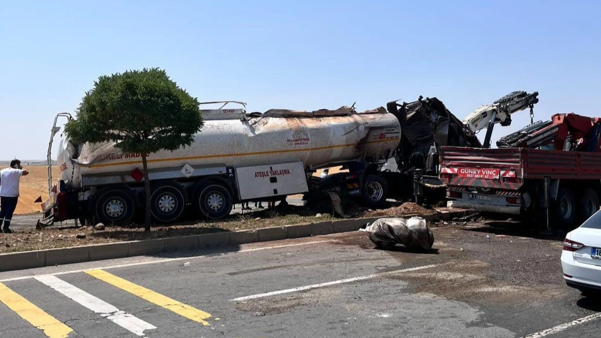 Şanlıurfa’da yakıt tankeri devrildi