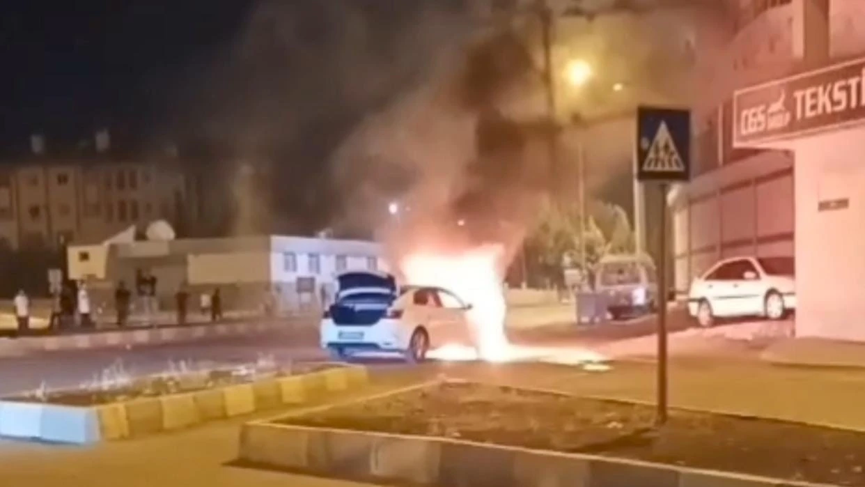 Şanlıurfa’da ilginç olay, 1 otomobil yandı, 3 tanesi ise kaza yaptı