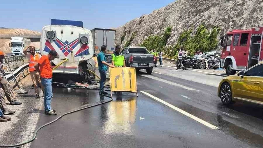 Şanlıurfa otomobil sulama tankerine çarptı