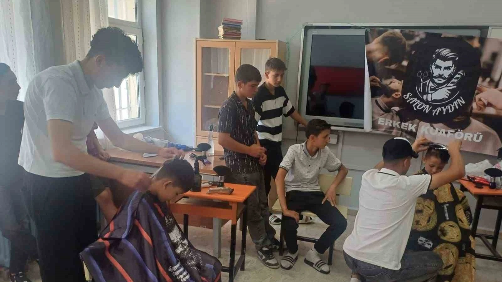 Örnek Muhtar, Çocukları Sevindirmeye Devam Ediyor
