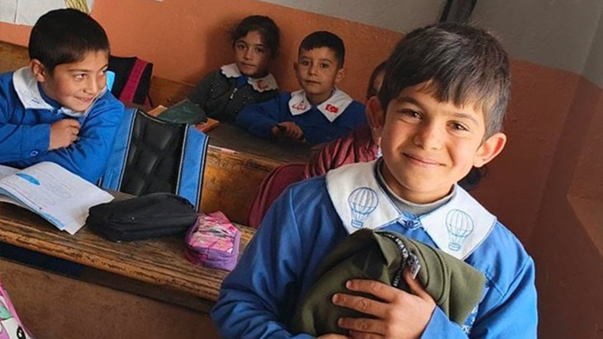 Köy okulunda yürek ısıtan doğum günü sürprizi