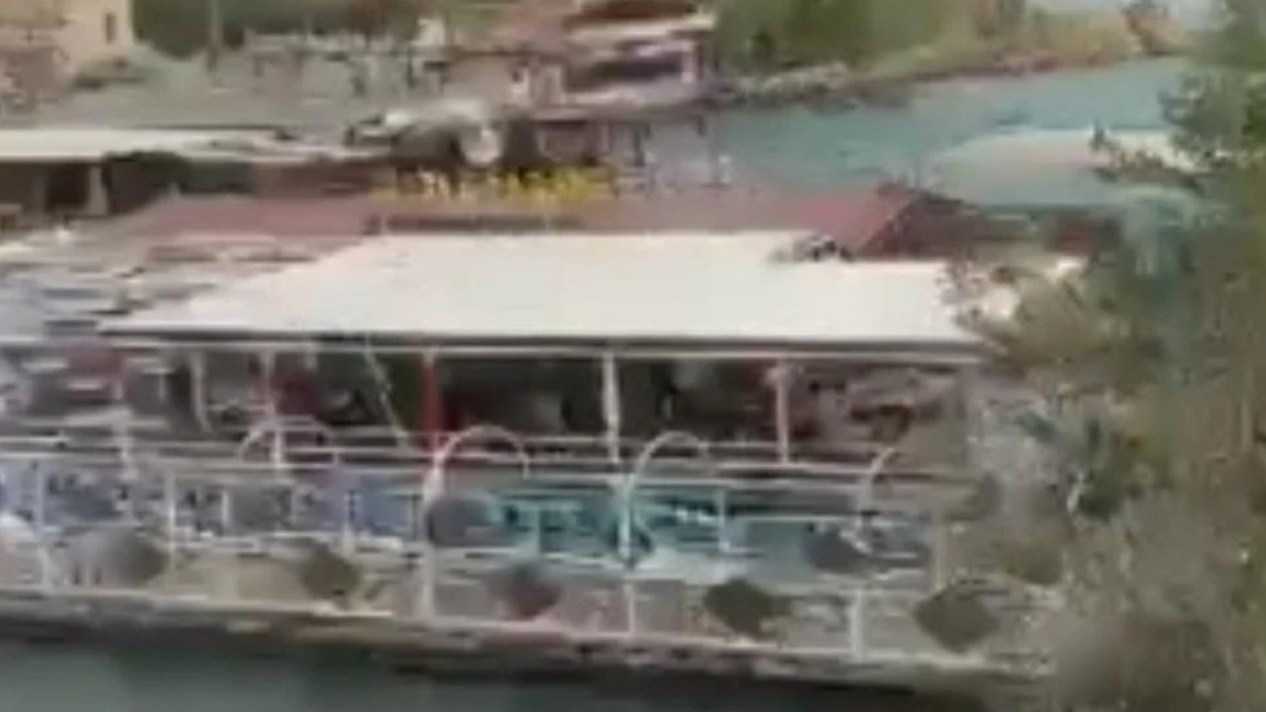 Şanlıurfa’da fırtına duba restoranı Fırat Nehri’ne sürükledi
