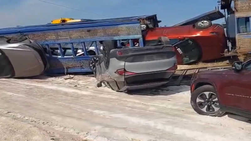 Şanlıurfa'da tırdan devrilen milyonluk araçlar hasar gördü